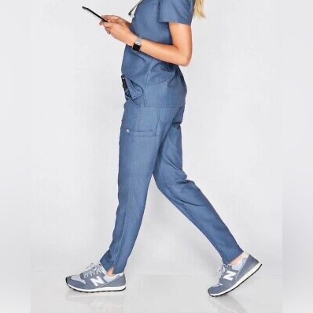 FIGS Kade™ Cargo Scrub Pants in Limited Edition Heathered Denim. Size XS/P